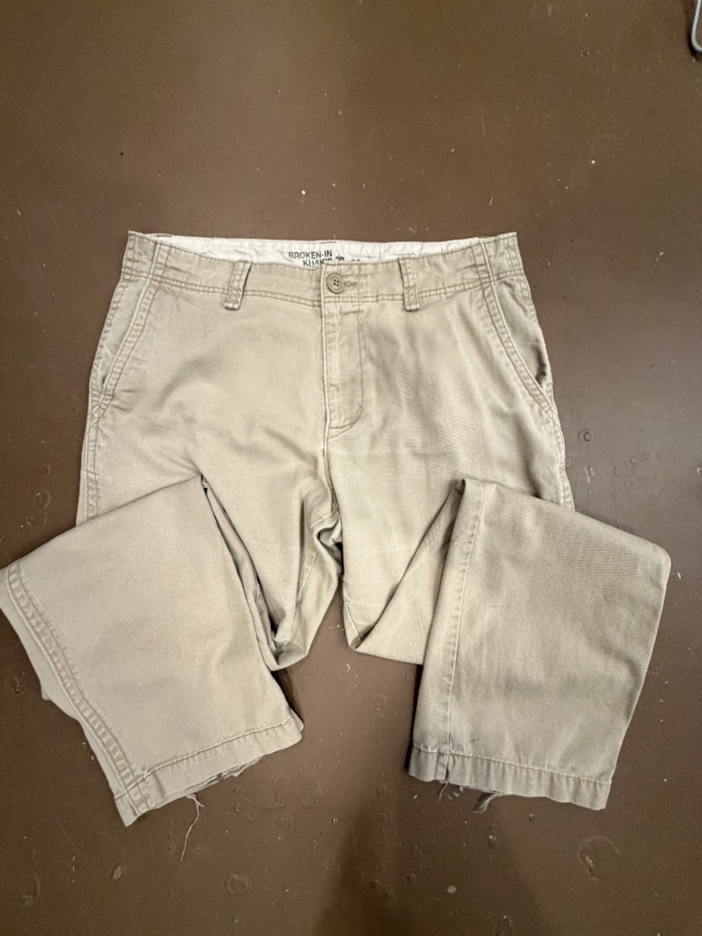 Old Navy Broken in Khakis 32 x 32